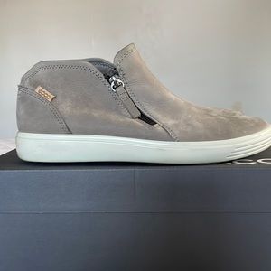 ECCO Women's Soft Leather Low Cut Zip Sneaker Booties